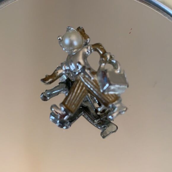 Vtg small silver brooch/pin of man walking with suitcase or briefcase - Picture 2 of 6